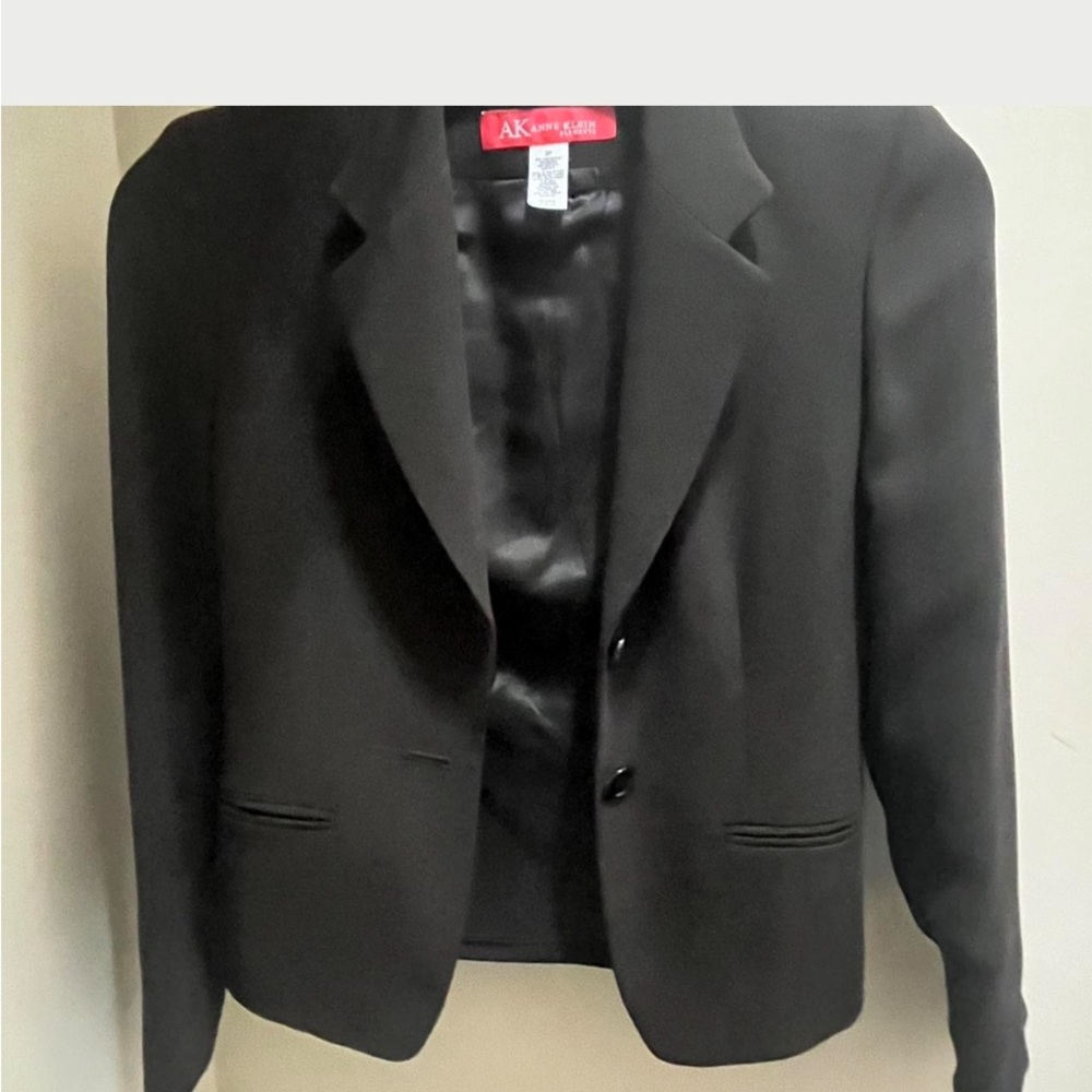 Brown blazer w/ thumb holes, fitted to your body shape